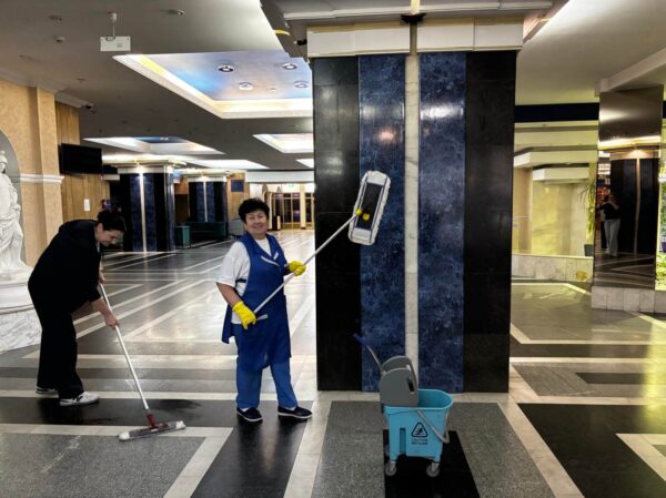 Работники Гостиницы «Планета» приняли участие в республиканском субботнике